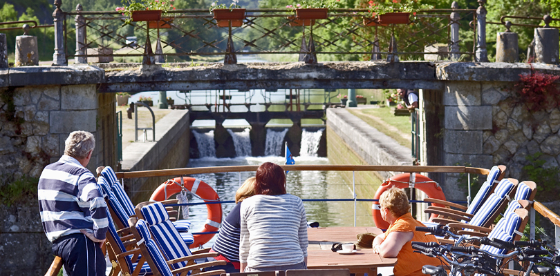 La Belle Epoque entering a lock