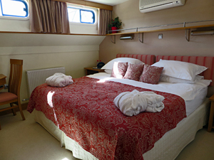 Apres Tout stateroom with king bed