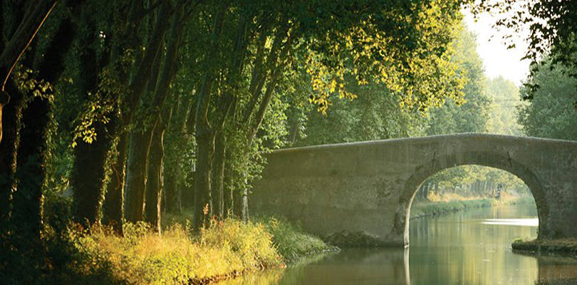 Alouette nearing Canal du Midi bridge