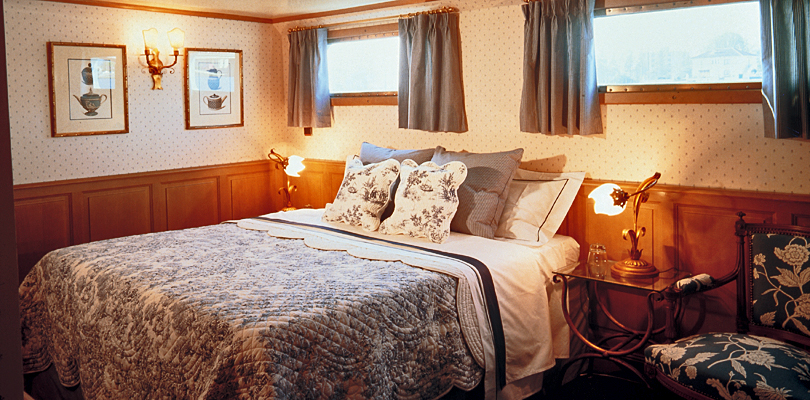 Amaryllis king bed suites