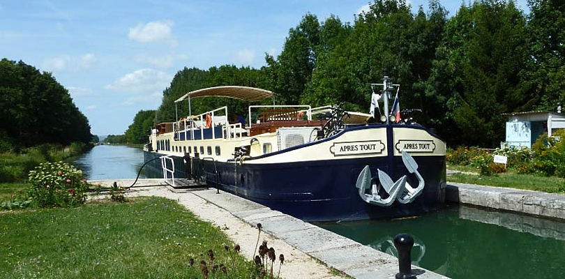 Apres Tout barge cruise on Southern Burgundy Canal, France