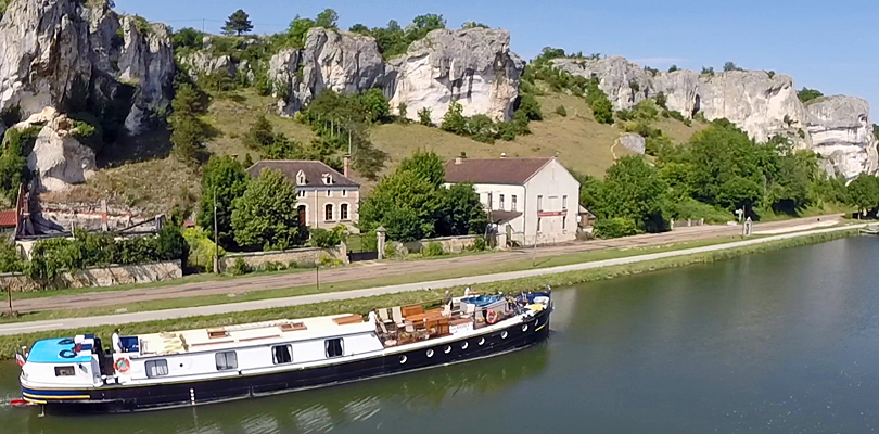 L'Art de Vivre barge cruise on Nivernais Canal, Northern Burgundy, France