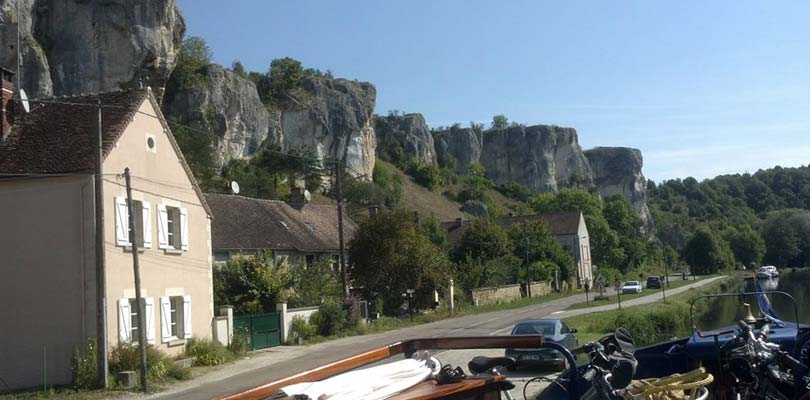 L'Art de Vivre scenic Nivernais Canal in Burgundy