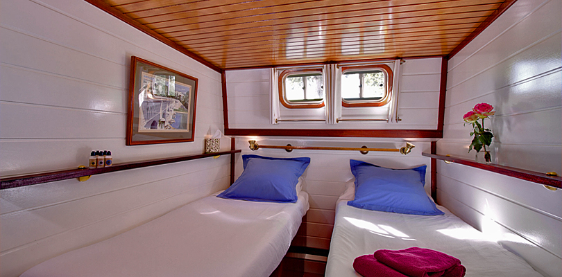 Athos twin bedded cabin