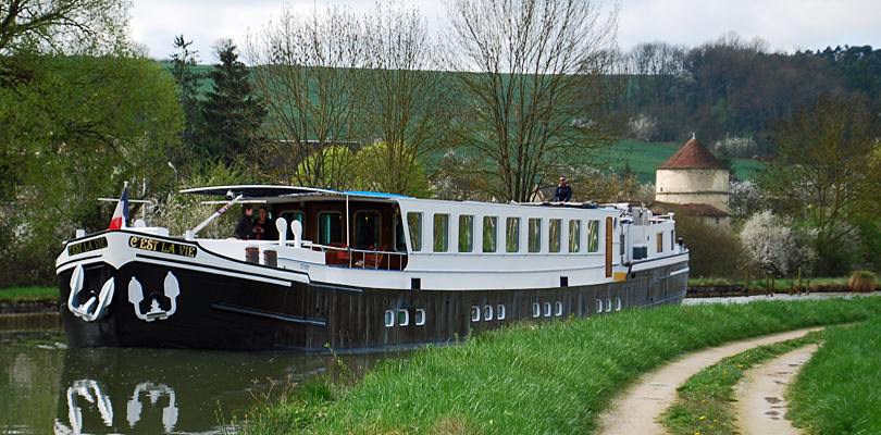 C'est La Vie on Burgundy Canal