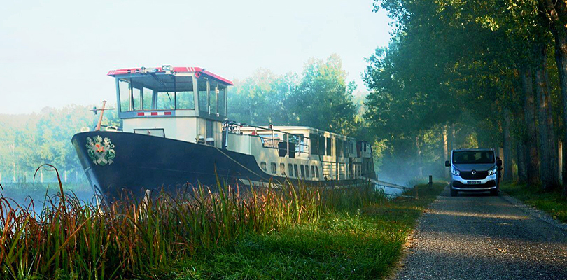Barge Grand Victoria on Burgundy Canal in Southern Burgundy