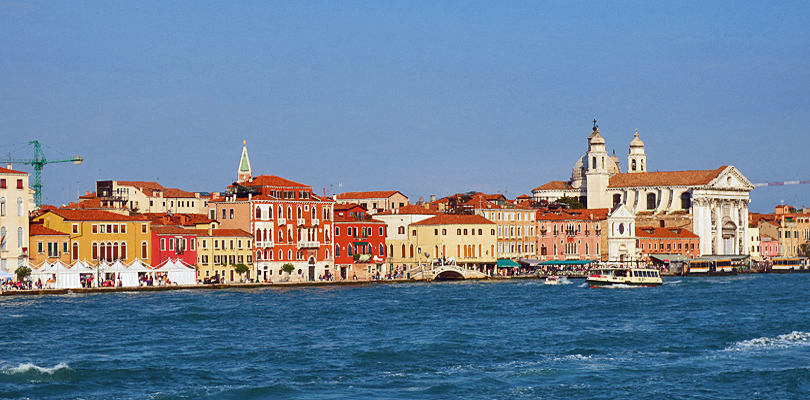 La Bella Vita cruises around Venice