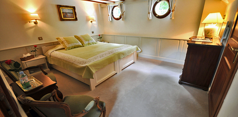 Renaissance twin or king bedded staterooms