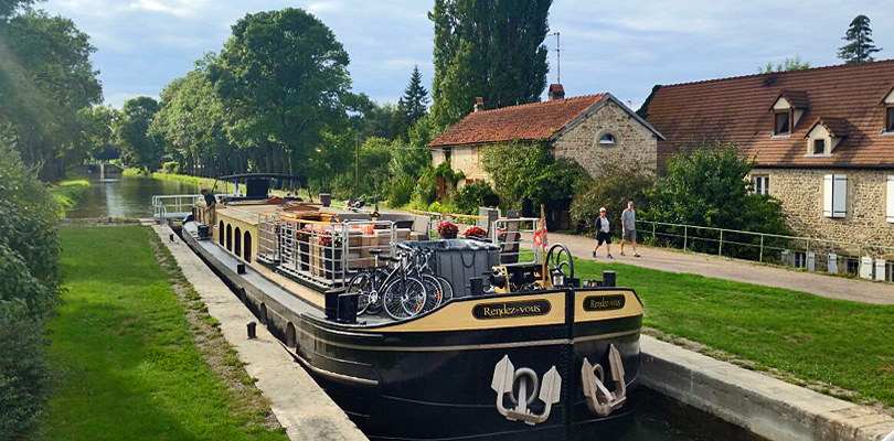 Rendez-vous entering a lock