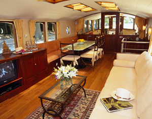 Large, comfotable salon aboard Roi Soleil