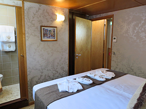 Hirondelle queen bed cabins