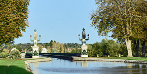 Renaissance at Eiffel designed aqueduct spanning the Loire River