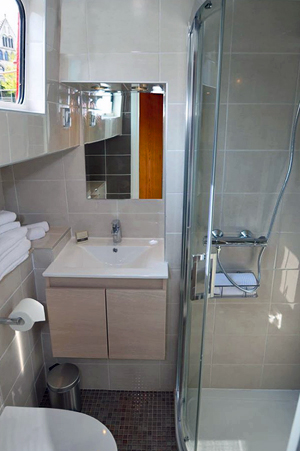 Luciole ensuite bathroom