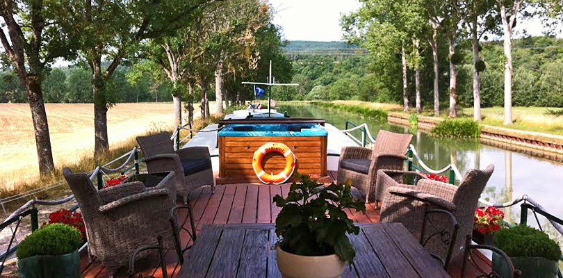 Hot tub on deck of Saroche