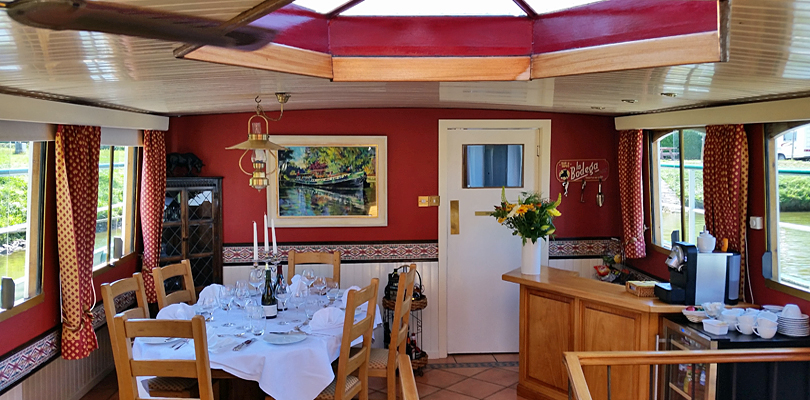 Dining and bar area aboard Saroche